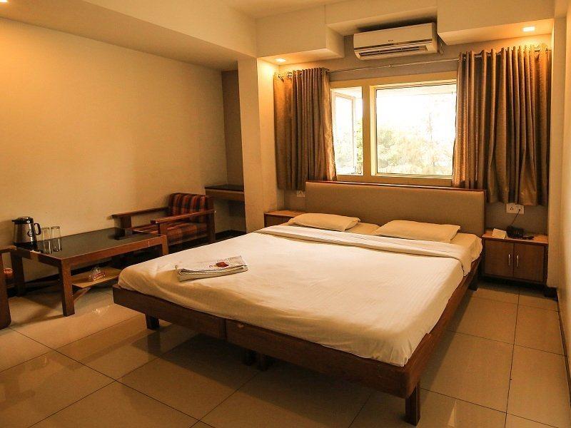 Hotel Sangam Karad Bagian luar foto