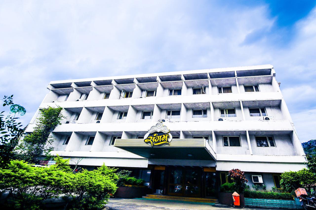 Hotel Sangam Karad Bagian luar foto